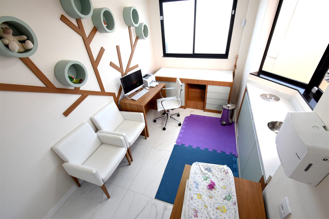 Consultório pediátrico com decoração infantil
